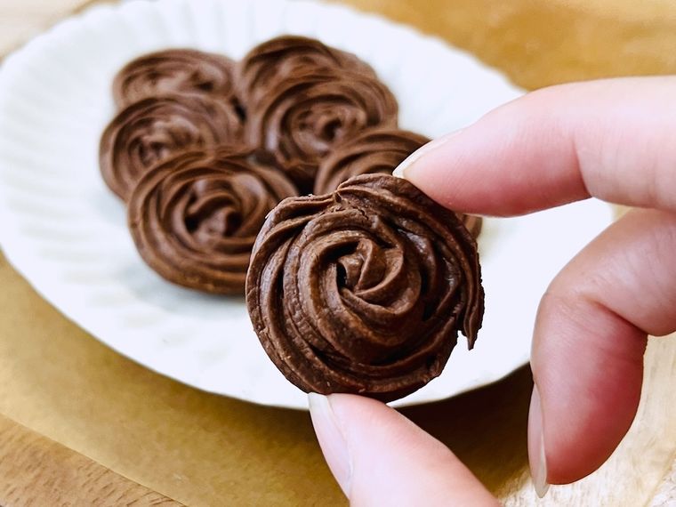 焼きチョコを指でつまんでいる様子