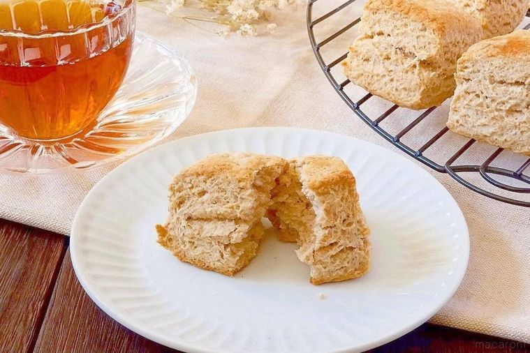 白い皿に盛り付けられた全粒粉のスコーン