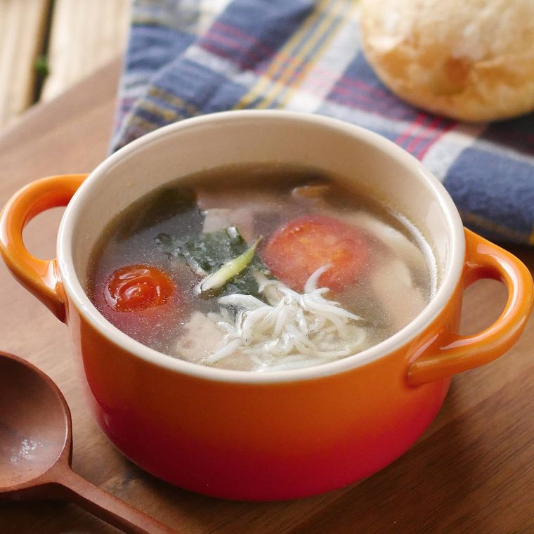 オレンジ色のココットに入ったミニトマトの昆布茶スープ