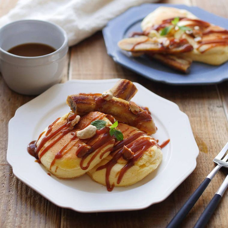 白い皿にホットケーキが盛られている様子