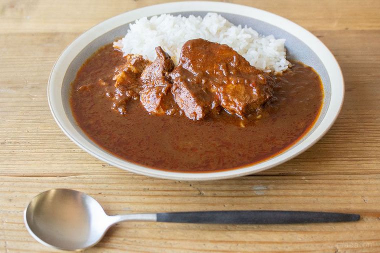 お皿に盛られたお肉たっぷりのカレー