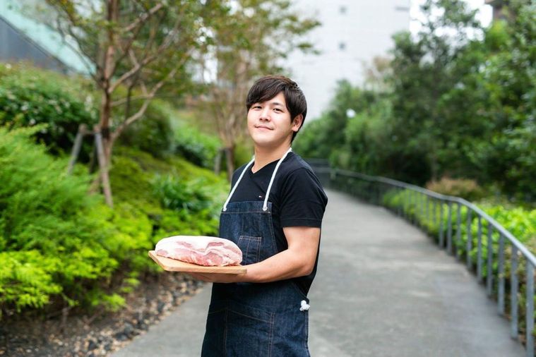 お肉をもった男の人