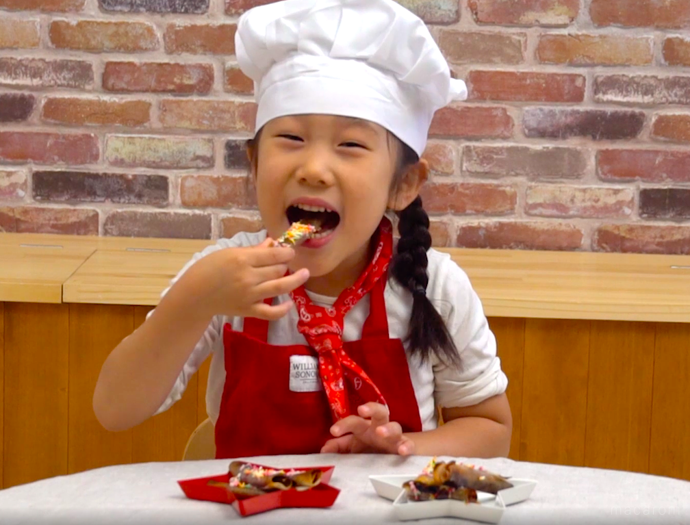 子どもが作る、春巻きの皮でスティックチョコパイ【ひとりでできたよ vol.17】の画像