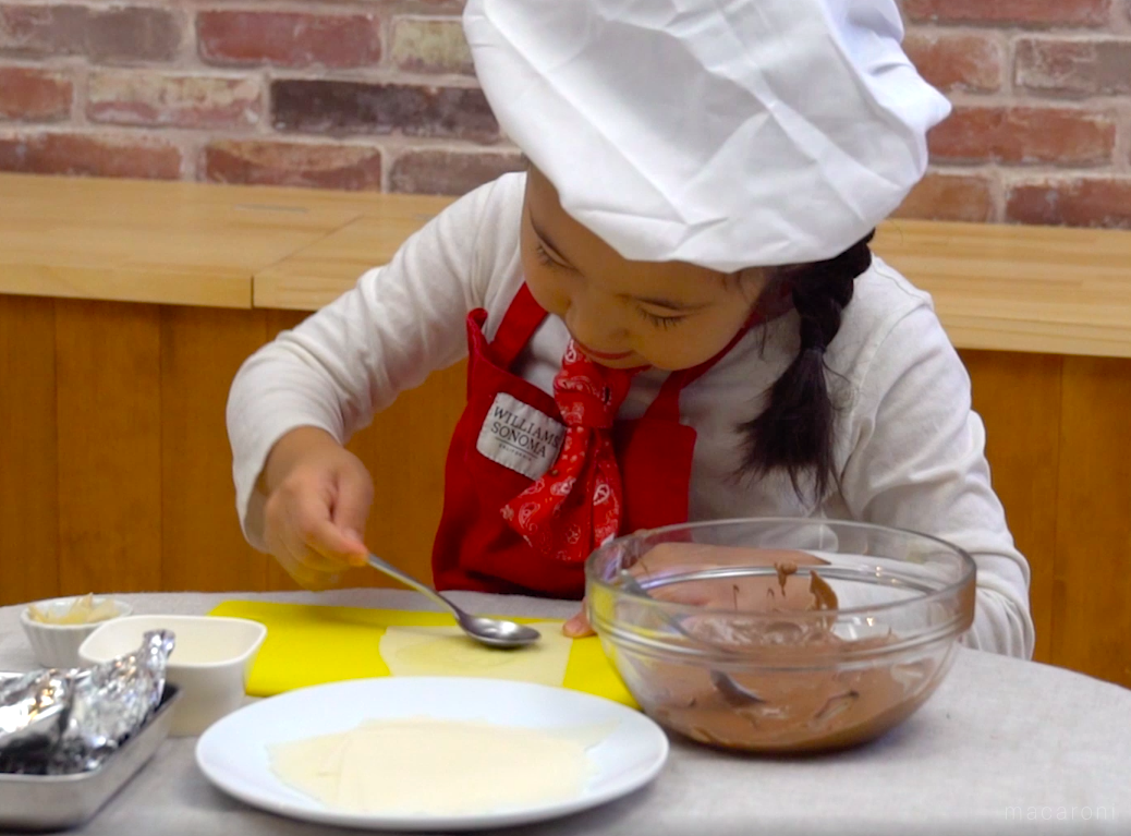 子どもが作る、春巻きの皮でスティックチョコパイ【ひとりでできたよ vol.17】の画像
