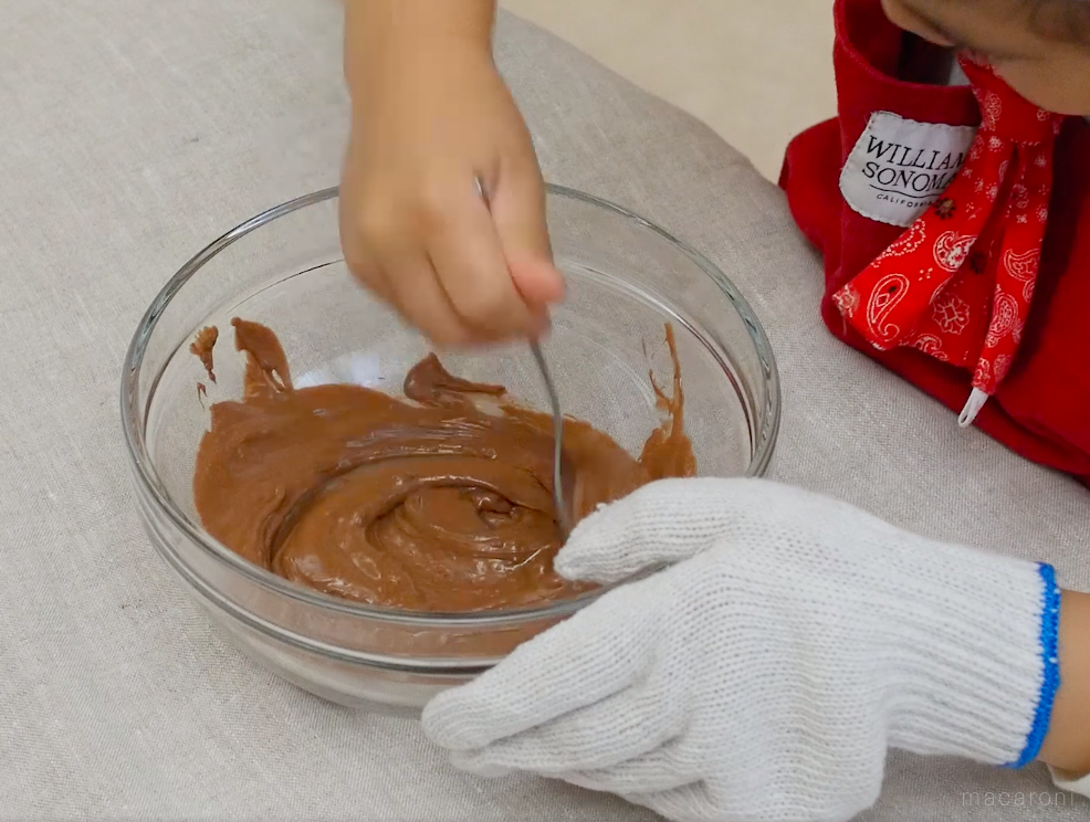 子どもが作る、春巻きの皮でスティックチョコパイ【ひとりでできたよ vol.17】の画像