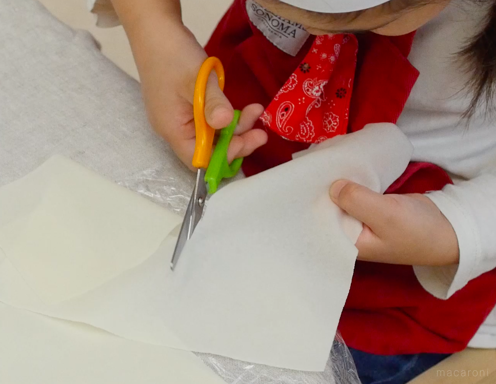 子どもが作る、春巻きの皮でスティックチョコパイ【ひとりでできたよ vol.17】の画像