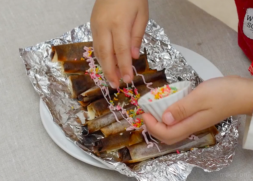 子どもが作る、春巻きの皮でスティックチョコパイ【ひとりでできたよ vol.17】の画像