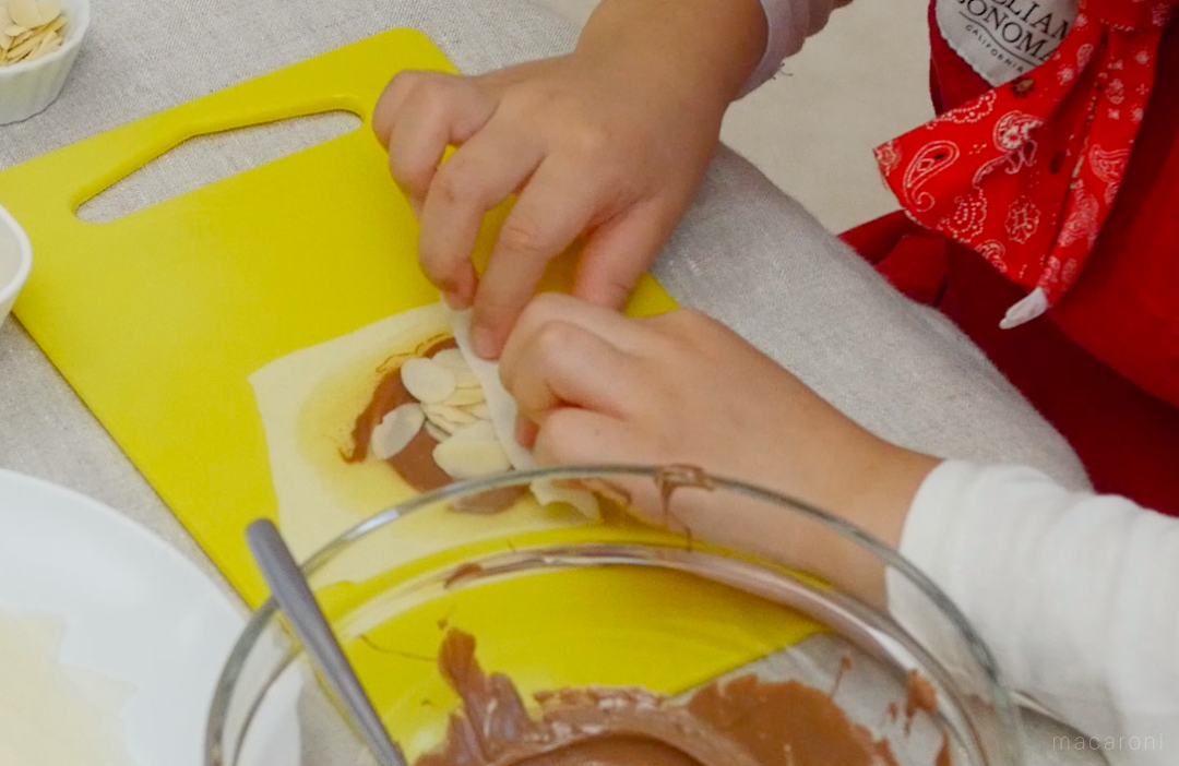 子どもが作る、春巻きの皮でスティックチョコパイ【ひとりでできたよ vol.17】の画像