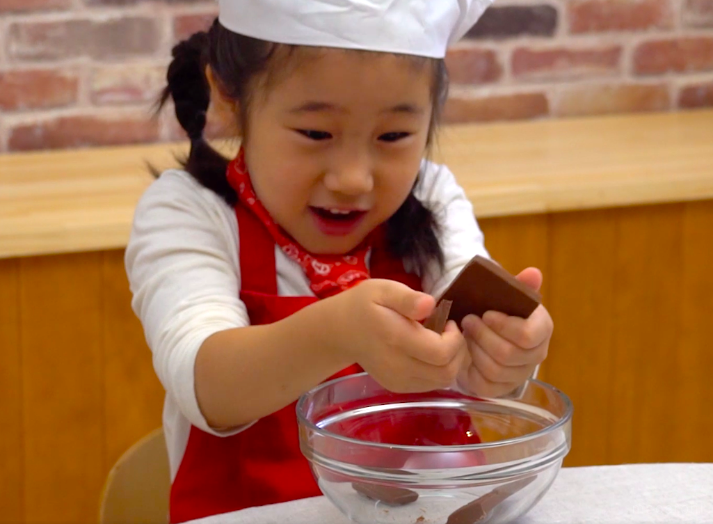 子どもが作る、春巻きの皮でスティックチョコパイ【ひとりでできたよ vol.17】の画像
