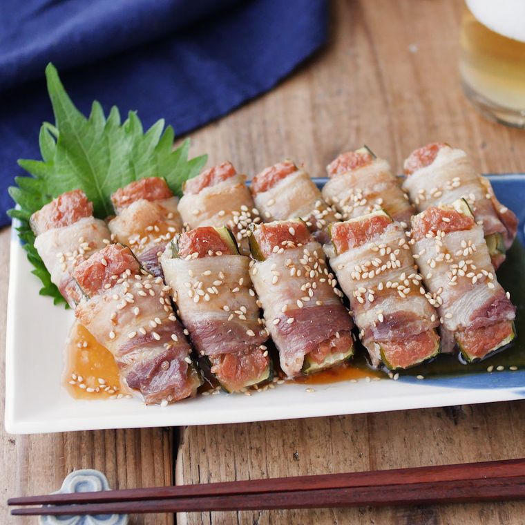 白い角皿にのったきゅうりと梅の肉巻き