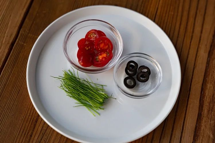 ミニトマト、黒オリーブ、芽ネギ