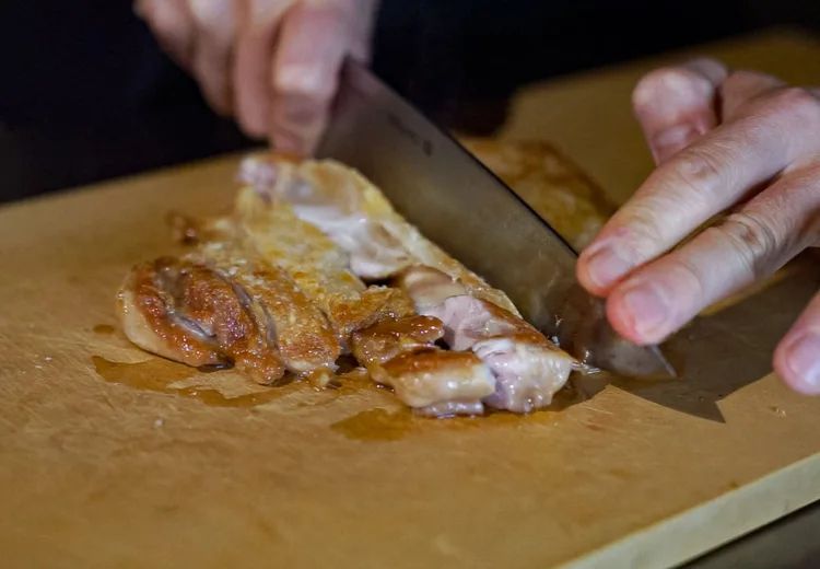 焼いた鶏肉をカットしているところ