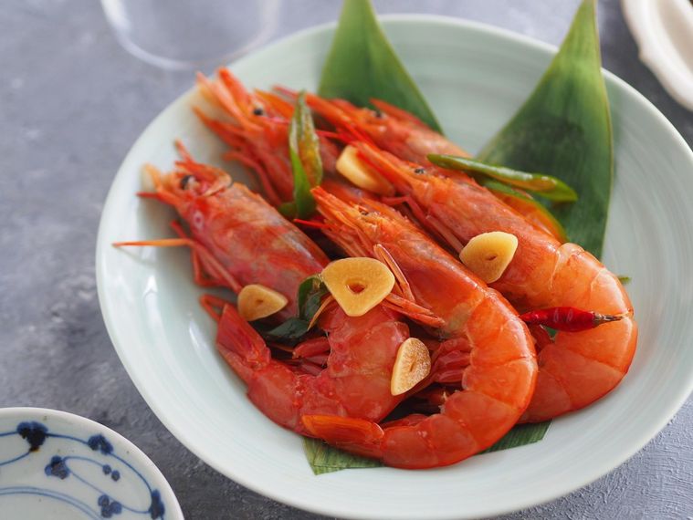 白い器に盛られた、赤エビのカンジャンセウ