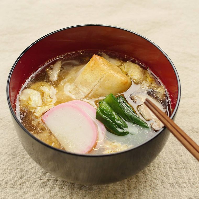 お椀に盛られたふわふわ卵雑煮