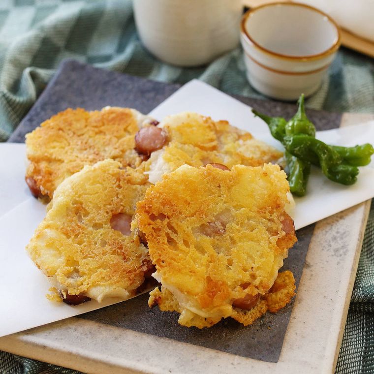 皿に盛られたチーズとウインナーのおつまみ餅