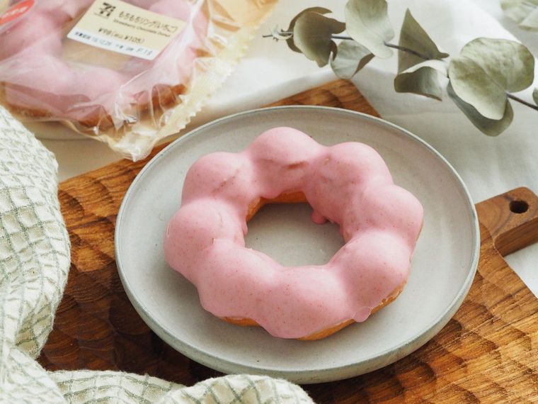 お待ちかね…いちご味が出ましたよ!セブン「もちもちリング」の冬フレーバーの画像