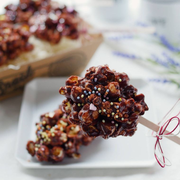 チョコがけポップコーンバーの接写