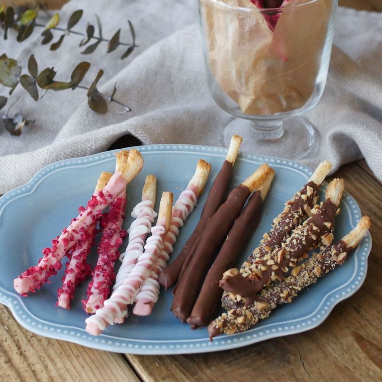 皿に盛りつけられた食パンチョコスティック