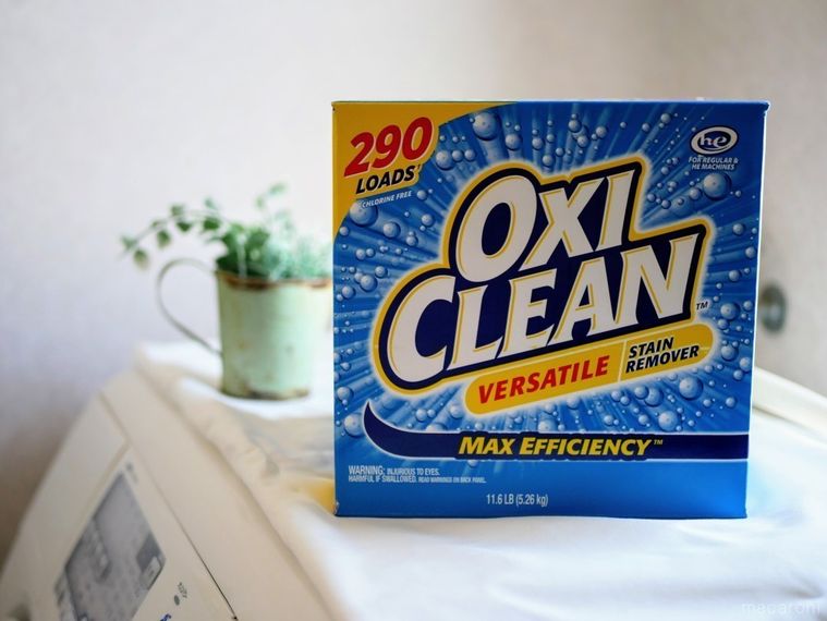 オキシクリーンが洗濯機のうえにある