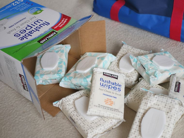 箱から流れ出たコストコのフルッシャブルワイプス