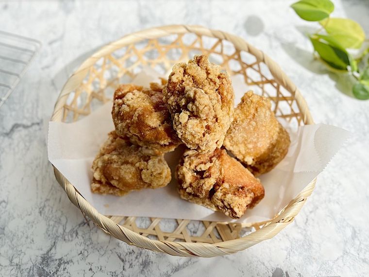 コストコのさくらどりもも肉で作った鶏からあげを竹の器に盛り付けたところ