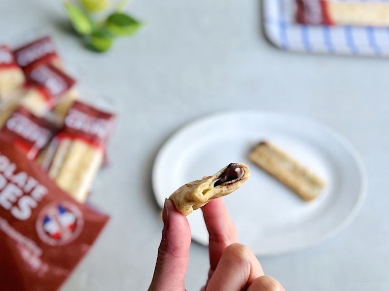 レンジで温めたコストコのフレンチチョコレートクレープを手で持って、中のチョコクリームが溶けている様子