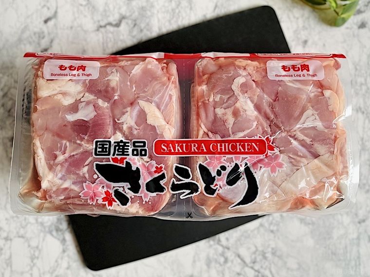 コストコのさくらどりもも肉をパッケージのまま黒いボードの上に置いたところ