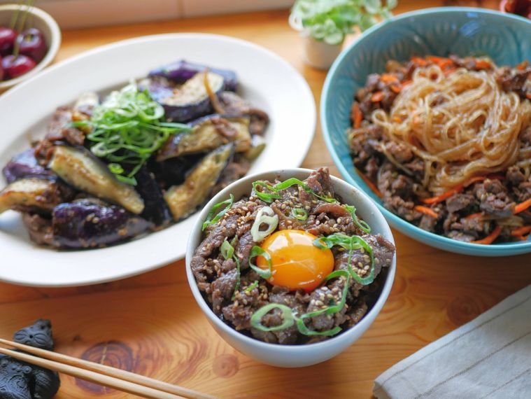 コストコのプルコギビーフを使ったアレンジ料理が3種並んでいる様