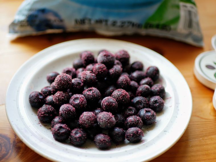 皿にのったコストコの冷凍ブルーベリー