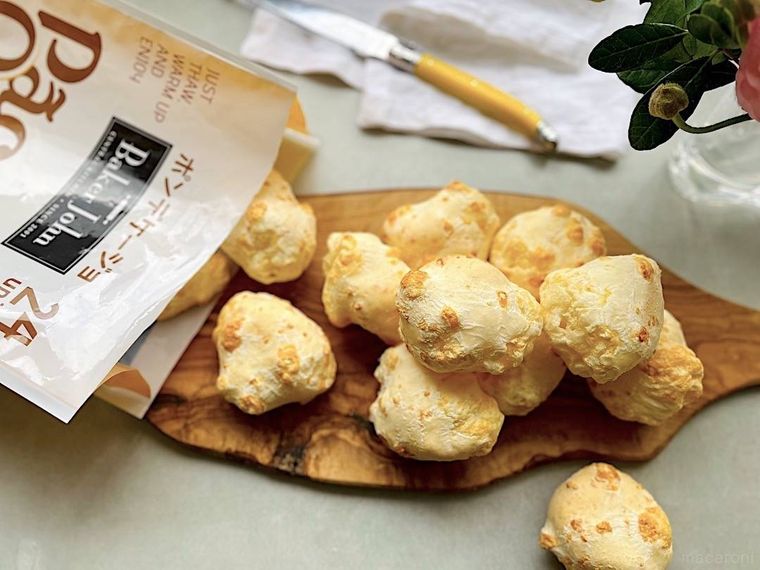 コストコのポンデケージョを木製ボードの上に出しているところ