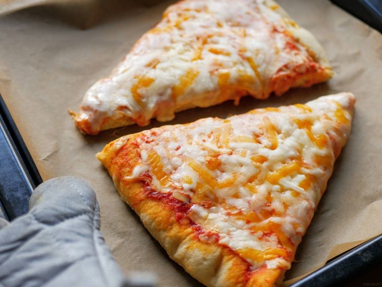 カットしたコストコの丸型ピザ5色チーズをオーブンで焼いたところ