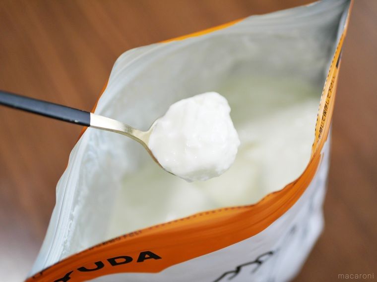 コストコで買える湯田ヨーグルトを開けてスプーンですくっているところ