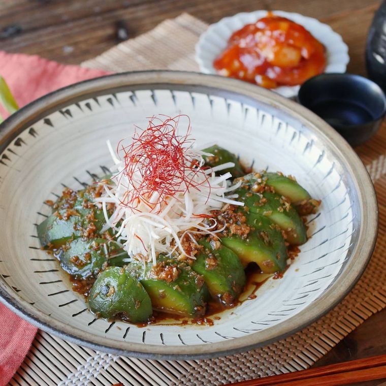 深皿にアボカドのねぎだく香味だれがたっぷりのってる様子