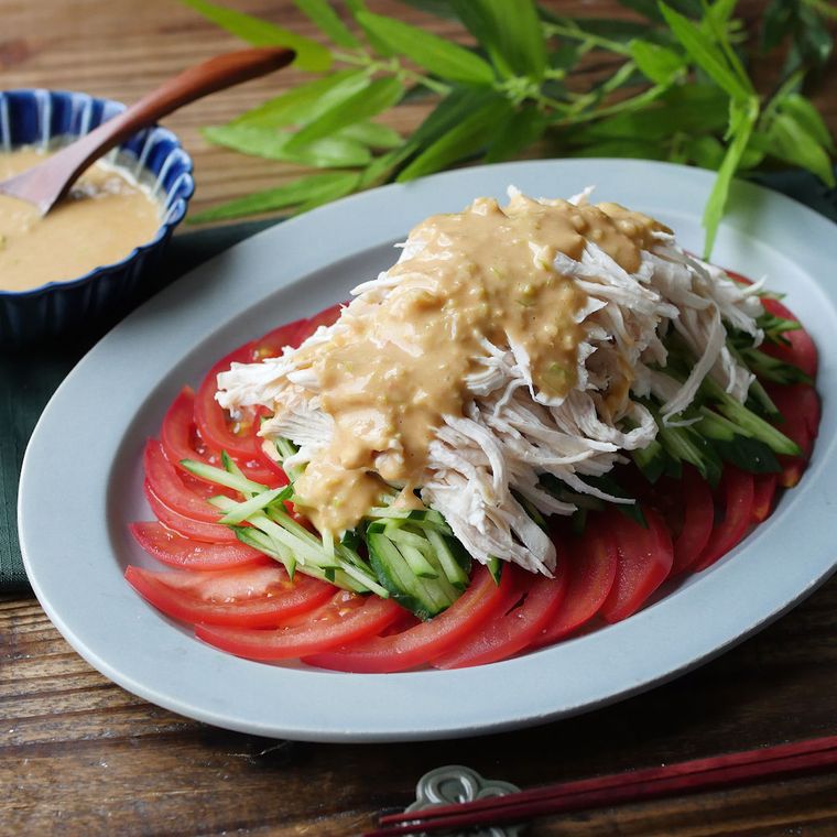 オーバル皿に ピーナッツソースのバンバンジーが入っている