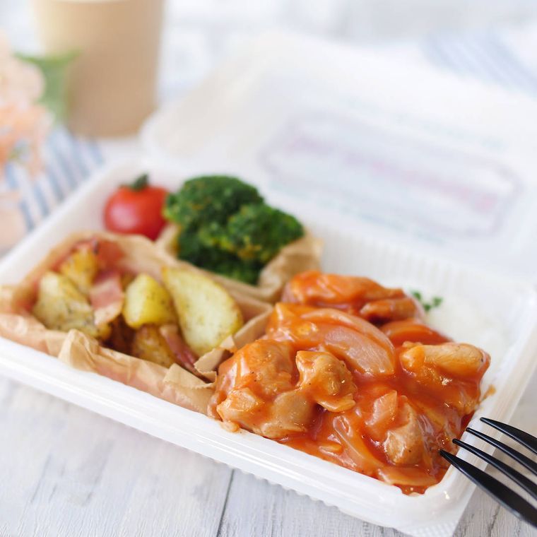 お弁当箱に入ったチキンチャップとジャーマンポテト