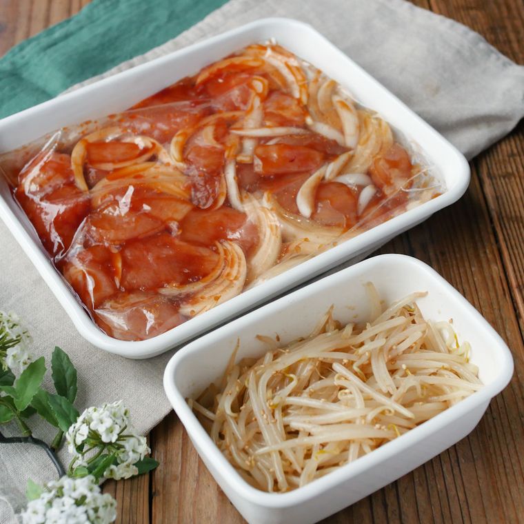 白い保存容器に入った鶏肉と玉ねぎのプルコギともやしナムル