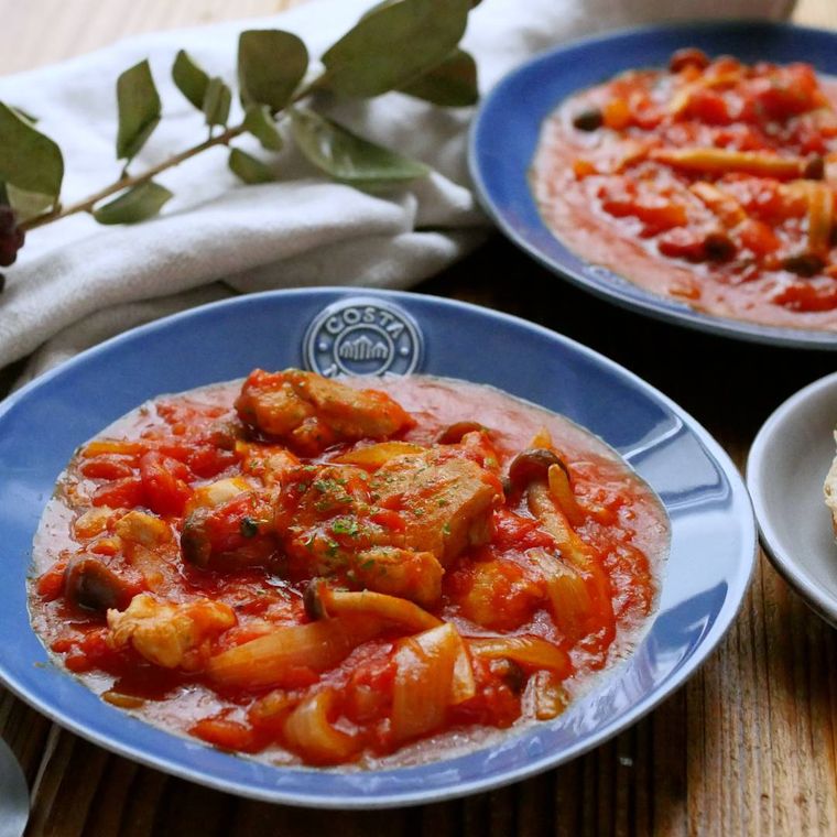 青い皿に入ったチキンカチャトーラ