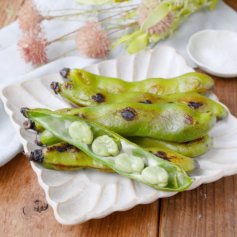 白色の四角い皿に盛られた焼きそらまめ