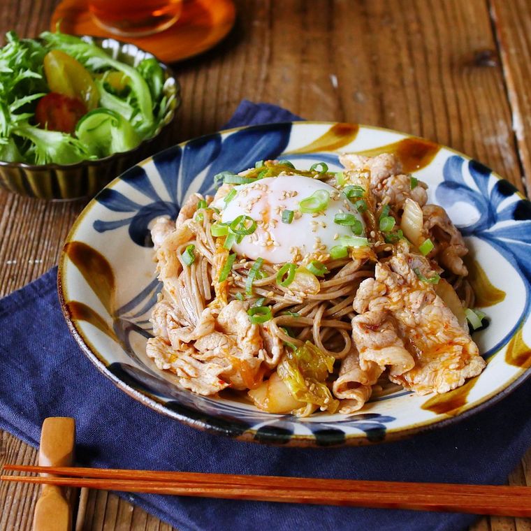 青い柄入りの皿に盛られた、豚キムチの和えそば