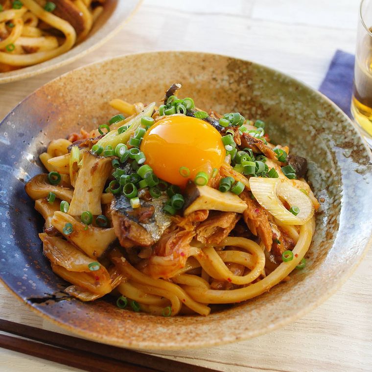 皿に盛り付けられたさんま缶入りキムチうどん