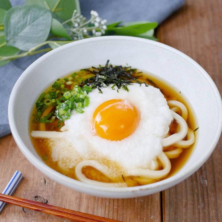 器の盛り付けられた長芋すりおろしうどん