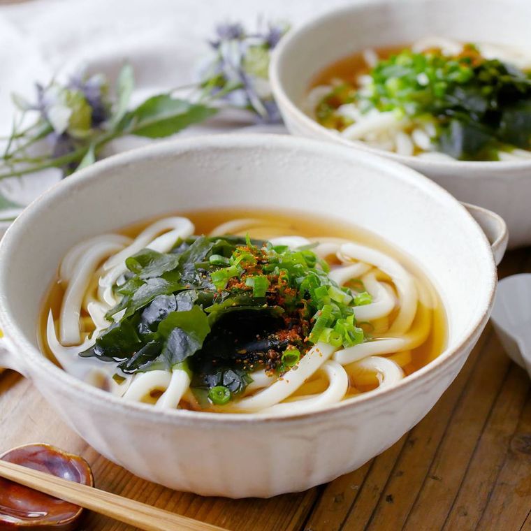 白い器に盛り付けられたわかめうどん