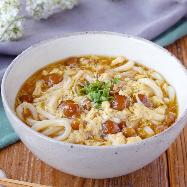 器に盛り付けられたなめこと卵のあんかけうどん