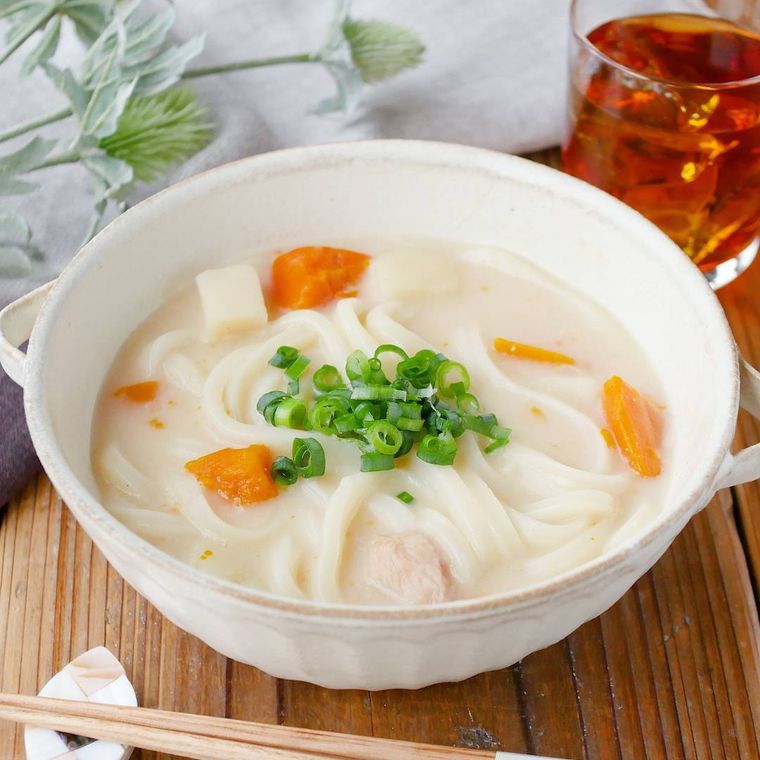 器に盛り付けられたクリームシチューうどん