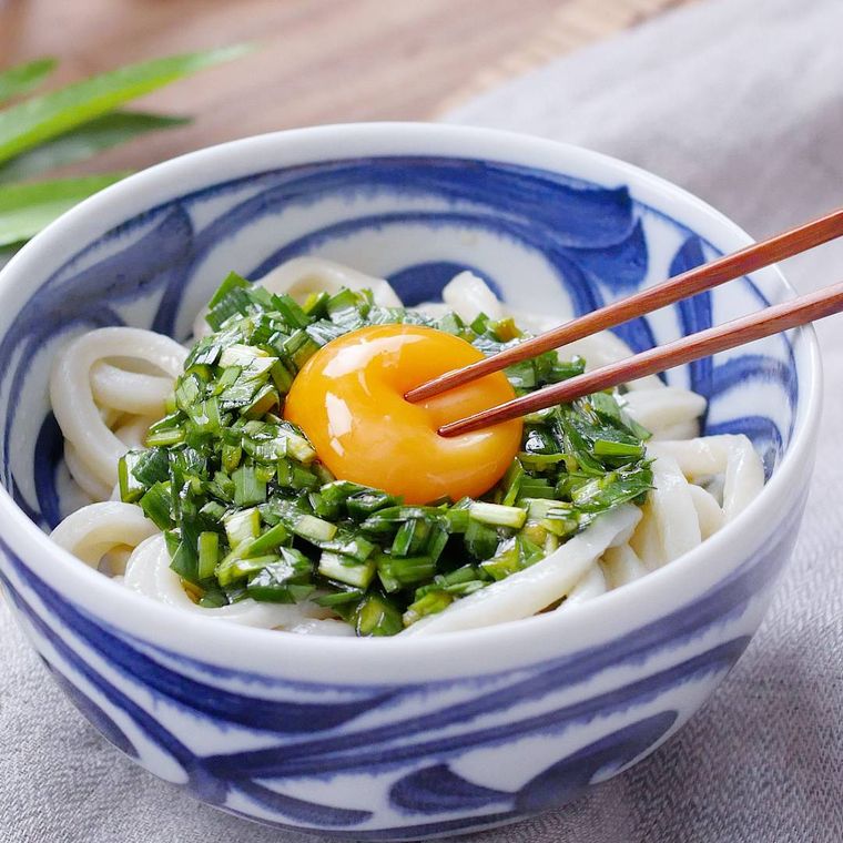 器の盛り付けられたニラだれうどん
