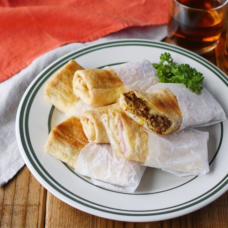 白い皿にのった、油揚げブリトー