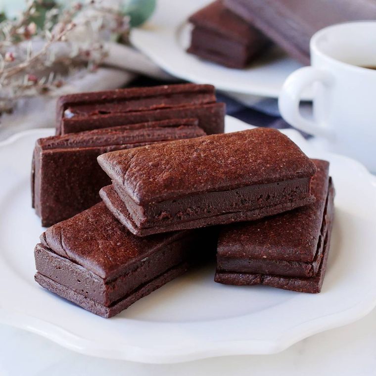 白い皿に盛られた生チョコサンドクッキー