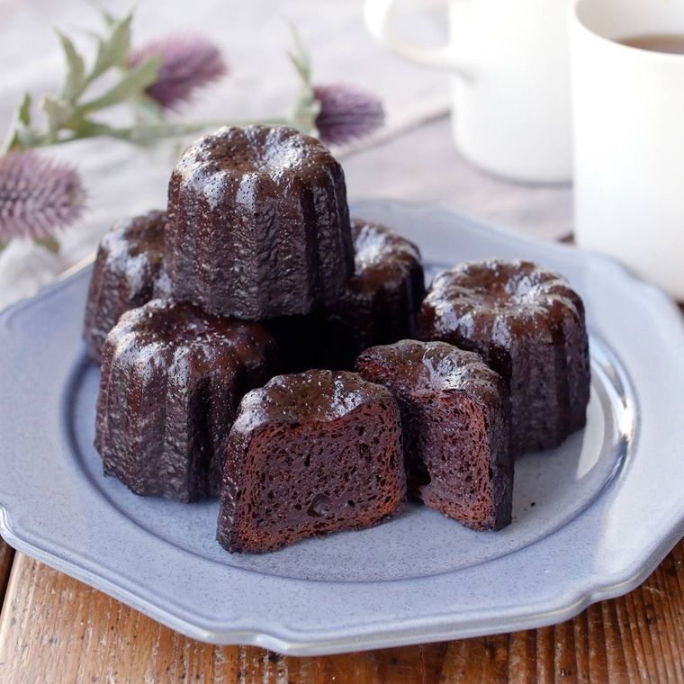 水色の皿に盛られたチョコカヌレ