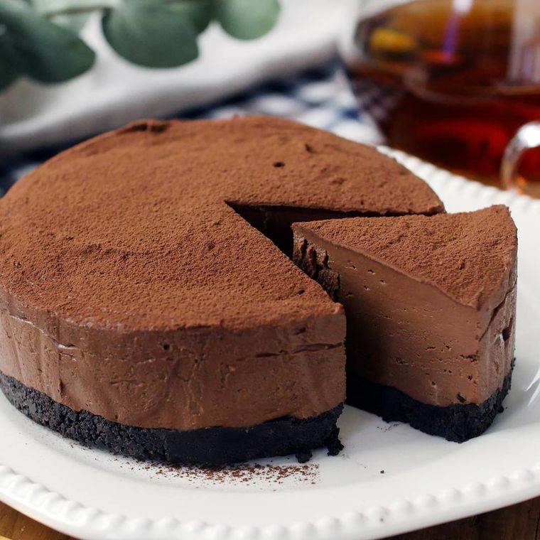 白い皿に置かれたヨーグルトで作る生チョコケーキ