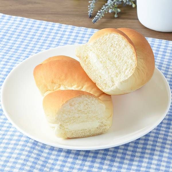 お皿にのせたファミリーマートのパン北海道練乳サンド